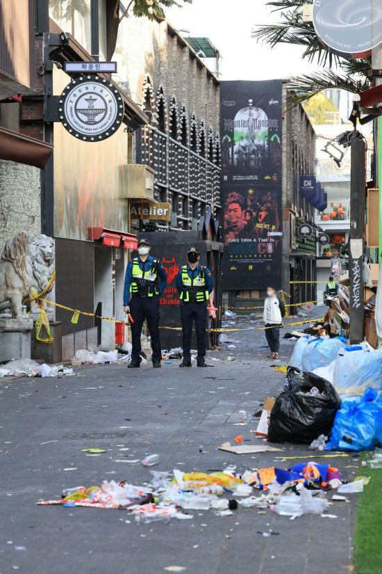 30일 서울 용산구 이태원동 '핼러윈 인파' 압사 사고가 발생한 해밀턴 호텔 인근 골목을 경찰이 통제하고 있다. 사진=연합뉴스