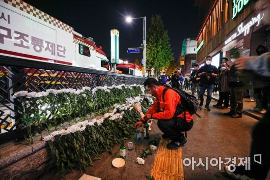 핼로윈을 앞두고 이태원 일대에 대형 압사 참사가 발생한 30일 서울 용산구 이태원 일대에 희생자들을 추모하는 꽃이 놓여 있다./강진형 기자aymsdream@