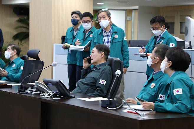 윤석열 대통령이 30일 오전 서울 용산 대통령실 청사 국가위기관리센터에서 열린 이태원 핼러윈 사고 긴급상황점검회의에 참석해 전화 통화를 하고 있다. (대통령실 제공) /뉴스1