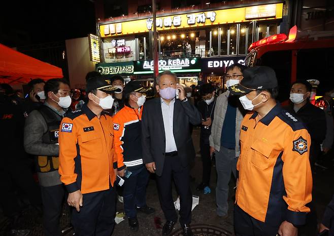 이상민 행정안전부 장관이 30일 오전 서울 용산구 이태원 인명사고 현장을 방문하고 있다. /연합뉴스