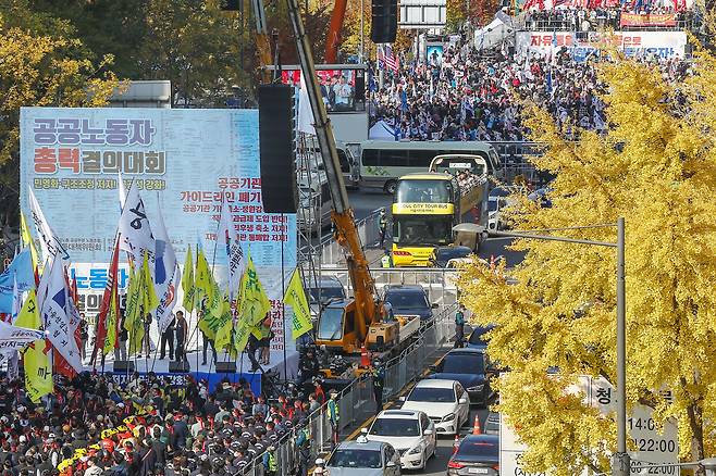 29일 오후 서울 종로구 세종대로 일대에서 열린 자유통일당 등 보수단체와 민주노총·한국노총 등 노동계의 대규모 집회 사이에서 서울 시티 투어 버스 등 차량들이 교통체증을 겪고 있다. /뉴스1