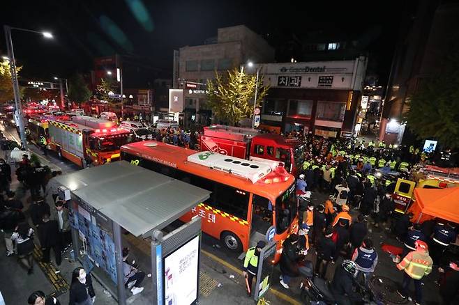 지난 29일 밤 서울 용산구 이태원 일대에서 대규모 심정지 사고가 발생해 30일 새벽 경찰 및 소방구급 대원들이 현장을 수습하고 있다. ⓒ뉴시스