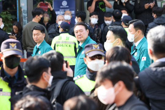 윤석열 대통령이 30일 서울 용산구 이태원동 '핼러윈 인파' 압사 사고 현장을 둘러보고 있다. 연합뉴스