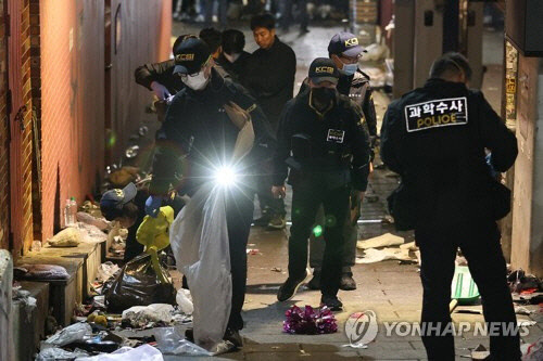 30일 오전 과학수사대원 등 경찰들이 서울 용산구 이태원 인명사고 현장을 살펴보고 있다.  연합뉴스