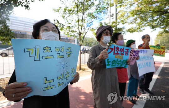 9월30일 용산 대통령실 앞에서 노년알바노조 주최로 노인의날 맞이 기자회견이 열리고 있다. <사진:연합뉴스>