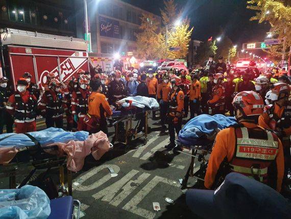 30일 2시49분 현재 서울 이태원동 압사사고 현장에서는 사망자들이 특정 건물 1층 공간에서 차례로 이송되고 있다. 사진=김범석 기자