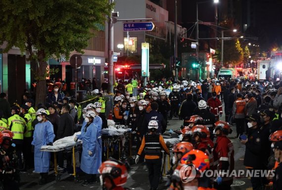 이태원 핼러윈 사고 현장 (서울=연합뉴스) 이지은 기자 = 30일 오전 서울 용산구 이태원 핼러윈 인명사고 현장에 사망자 이송을 위해 구급대원 등이 대기하고 있다. 2022.10.30 jieunlee@yna.co.kr (끝) /사진=연합뉴스