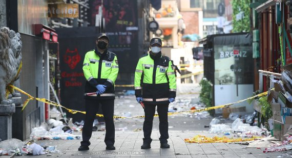 30일 오전 서울 용산구 이태원 일대 압사 사고 현장 인근에서 경찰이 현장을 통제하고 있다. 이태원 압사사고로 발생한 인명피해는 이날 오전 6시 기준 현재 사망 149명, 중상 19명, 경상 57명이다. 2022.10.30/뉴스1