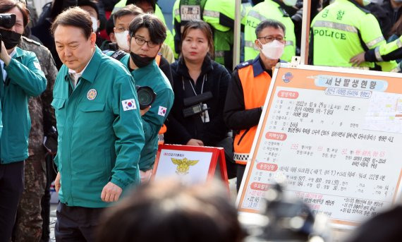 (서울=연합뉴스) 한상균 기자 =윤석열 대통령이 30일 이태원 압사 사고 현장을 둘러보고 있다.