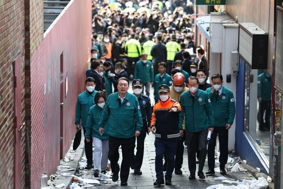 이태원 핼러윈 참사 현장 살펴보는 윤석열 대통령 (서울=연합뉴스) 서명곤 기자 = 윤석열 대통령이 30일 오전 서울 용산 이태원 참사 현장을 살펴보고 있다. 2022.10.30 [대통령실 제공, 재판매 및 DB 금지] seephoto@yna.co.kr (끝) /사진=연합 지면화상