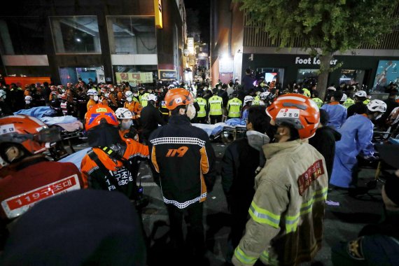 30일 새벽 서울 용산구 이태원 일대에서 의료진과 구급대원들이 압사 사고가 발생한 지역을 수습하고 있다. 소방당국은 핼러윈 데이를 맞아 이태원에 인파가 몰리명서 압사 사고가 발생한 것으로 추정하고 있다. 뉴스1