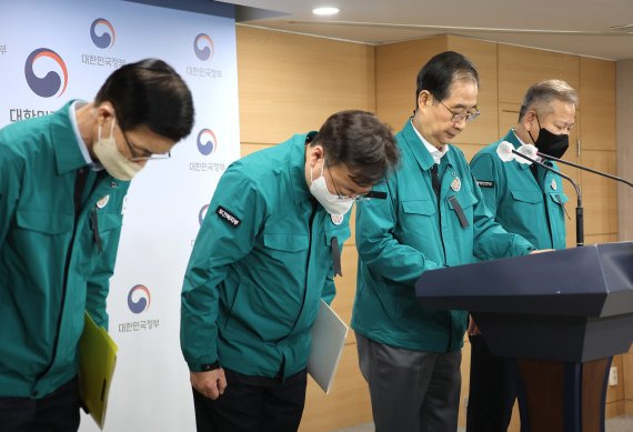 한덕수 국무총리가 30일 정부서울청사 브리핑실에서 '이태원 압사 참사'와 관련 브리핑을 마치고 관계 부처 장관들과 인사하고 있다.연합뉴스