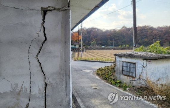 규모 4.1의 지진이 발생한 29일 충북 괴산군 장연면 장암리 한 주택 담벼락이 갈라졌다는 주민 신고가 접수됐다. 사진은 금이 간 담벼락의 모습. /사진=연합뉴스 제공