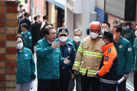 윤석열 대통령이 30일 오전 서울 용산구 이태원 핼러윈 사고 현장을 찾아 상황을 보고 받고 있다. (사진=대통령실 제공) /사진=뉴시스