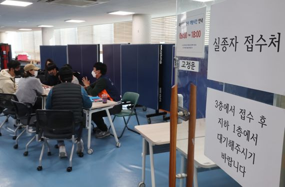 지난 29일 밤 서울 용산구 이태원 일대에 핼러윈 인파가 한꺼번에 몰리면서 대규모 압사 사고가 발생한 가운데 30일 서울 용산구 한남동 주민센터에 마련된 실종자 접수처에서 시민들이 실종자 접수를 하고 있다. 사진=박범준 기자