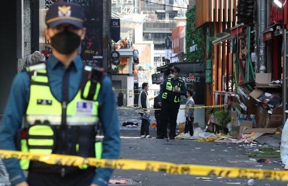 30일 오후 서울 용산구 이태원 압사 사고 현장에서 경찰 관계자들이 현장조사를 하고 있다. 2022.10.30/뉴스1 ⓒ News1 임세영 기자 /사진=뉴스1