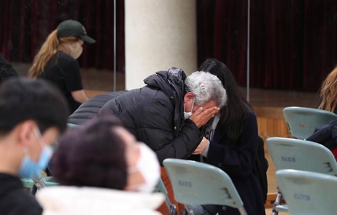 30일 오전 이태원 참사 실종자 접수처가 마련된 서울 용산구 한남동주민센터에서 자식을 기다리는 한 아버지가 얼굴을 감싼 채 걱정하고 있다. 김봉규 선임기자 bong9@hani.co.kr