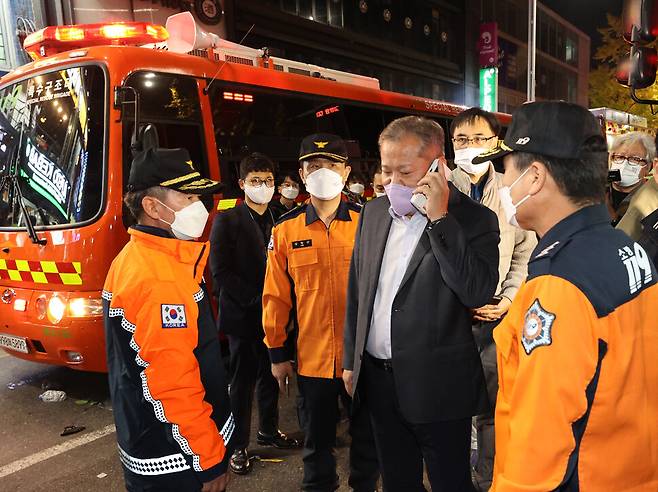 이상민 행정안전부 장관이 30일 새벽 서울 용산구 이태원 인명사고 현장을 방문하고 있다. 연합뉴스