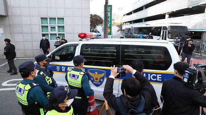 ‘이태원 참사’ 희생자 일부가 안치된 서울 용산구 한남동 순천향대학교 서울병원 장례식장에 30일 오후 경찰 차량이 들어가고 있다. 김정효 기자 hyopd@hani.co.kr