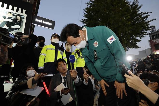 ‘이태원 참사’ 발생 하루만에 유럽출장을 중단하고 급히 귀국한 오세훈 서울시장이 30일 오후 서울 용산구 이태원동 해밀톤호텔 인근 참사현장에서 희생자들을 추모하고 있다. 김명진 기자 littleprince@hani.co.kr