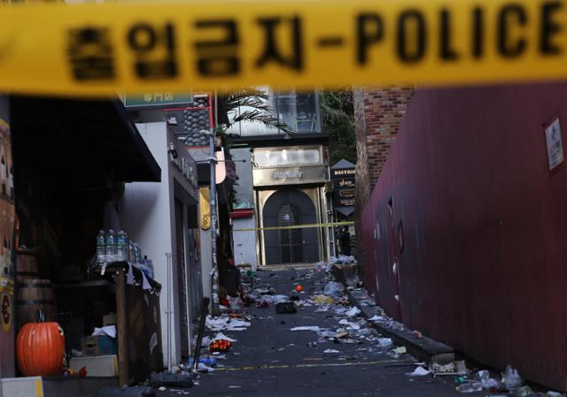 30일 오전 서울 용산구 이태원 압사 사고 현장 인근이 통제되고 있다. 소방당국은 전날 밤 발생한 압사사고로 이날 오전 9시 기준 사망 151명, 부상 82명 등 총 233명의 사상자가 발생했다고 밝혔다. 뉴시스