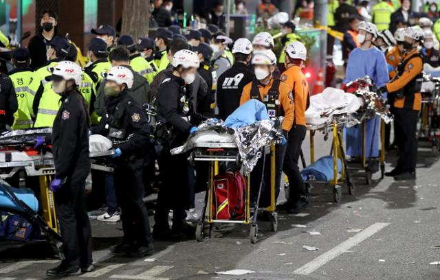 30일 새벽 압사 사고가 발생한 서울 용산구 이태원 현장에서 소방 관계자가 이동식 침대를 옮기고 있다. 뉴스1