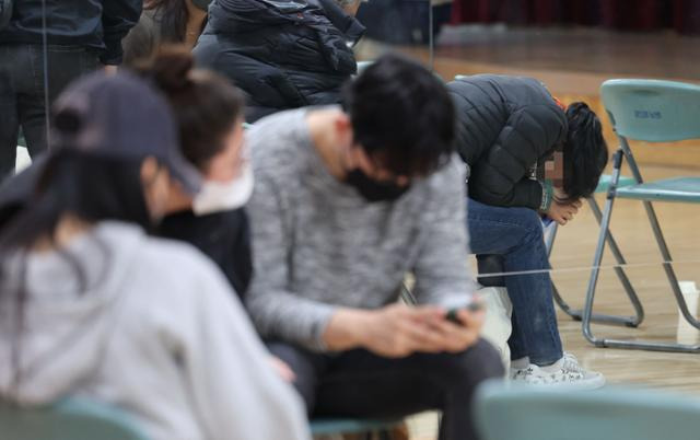 30일 오전 서울 용산구 한남동주민센터에서 이태원 압사 사고 관련 실종자 접수를 마친 가족과 관계자들이 초조한 마음으로 대기하고 있다. 연합뉴스