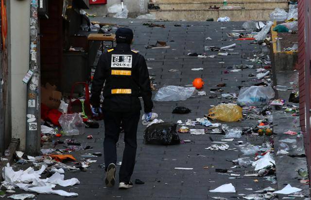 30일 오전 서울 용산구 이태원 일대에서 경찰이 압사 사고 현장을 조사하고 있다. 뉴스1