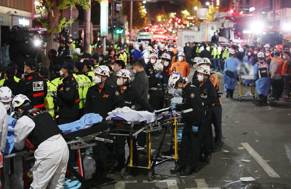 서울 용산구 이태원에서 발생한 압사 사고와 관련해 실종 신고가 3천500건을 넘어섰다. 사진은 지난 29일 밤 서울 용산구 이태원 일대에서 대규모 압사사고가 발생해 30일 새벽 소방구급 대원들이 현장을 수습하고 있다.[사진=뉴시스]