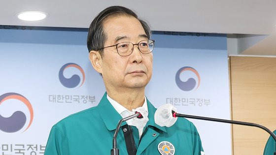 한덕수 국무총리가 30일 정부서울청사 브리핑실에서 검은 리본을 가슴에 달고 '이태원 압사 참사'와 관련, 브리핑하고 있다. 연합뉴스