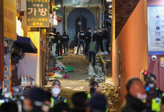 지난 29일 밤 서울 용산구 이태원 해밀턴 호텔 인근 골목길에서 대규모 압사사고가 발생한 가운데 30일 새벽 해밀턴 호텔 옆 골목길에서 경찰과 소방당국이 현장 조사를 하고 있다. 우상조 기자.