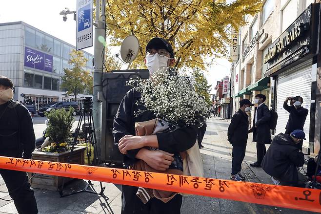 부산에서 올라와 이태원 참사현장을 찾은 김동춘 씨가 경찰 통제선 밖에서 참사 현장을 바라보고 있다. 김성룡 기자