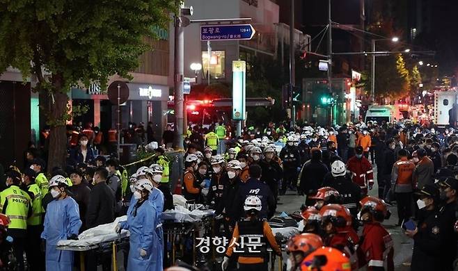 30일 오전 서울 용산구 이태원 핼러윈 인명사고 현장에 사망자 이송을 위해 구급대원 등이 대기하고 있다.  /연합뉴스