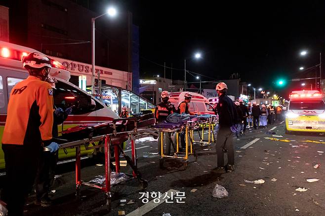 지난 29일 발생한 서울 용산구 이태원 핼러윈 인명사고 현장에서 구급대원들이 사망자 이송을 위해 대기하고 있다. 문재원 기자