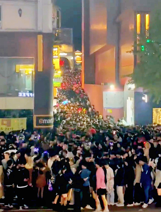 People swarm in the streets of Itaewon, central Seoul, on Saturday night. [SCREEN CAPTURE]