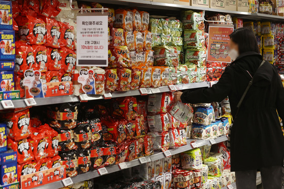 A customer looks at the ramyeon aisle in a retail market in Seoul on Sunday. Ramyeon exports hit a record $568.2 million from January to September this year, 18 percent more than the same period last year, thanks to the spread of Hallyu, or the Korean wave, around the world, according to the Korea Agro-Fisheries & Food Trade Corporation and the Korea Agricultural Trade Information (KATI). [YONHAP]