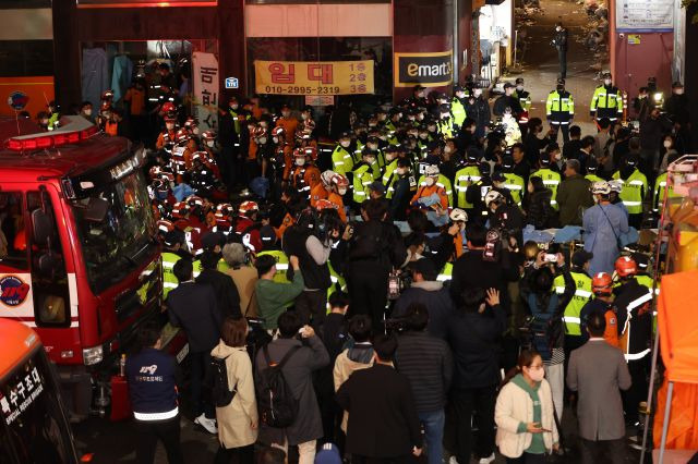 이태원 사고 현장서 구조활동 벌이는 구급대원들과 경찰관들. 연합뉴스