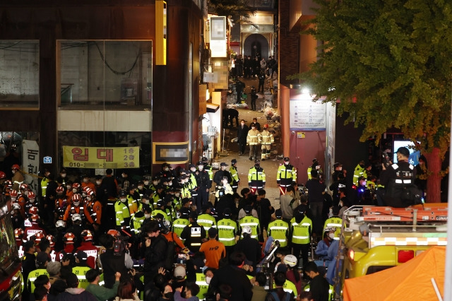 30일 오전 서울 용산구 이태원 핼러윈 인명사고 현장에서 구조대원 등이 구조활동을 하고 있다. 연합뉴스