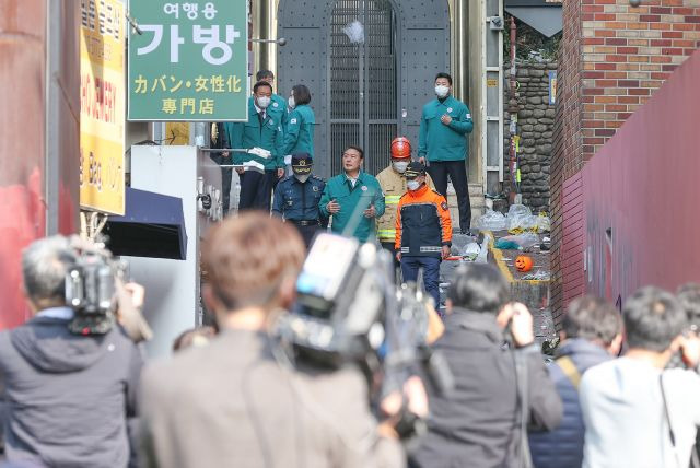 서울 이태원 참사 현장 찾은 윤석열 대통령. 연합뉴스