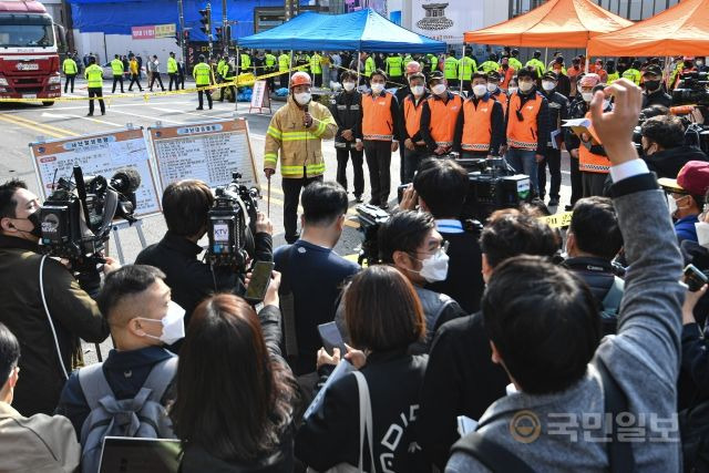 30일 서울 용산구 이태원로 일대에서 발생한 핼러윈 대규모 압사 참사 현장 앞에서 소방 관계자가 재난 발생 현황을 브리핑하고 있다.