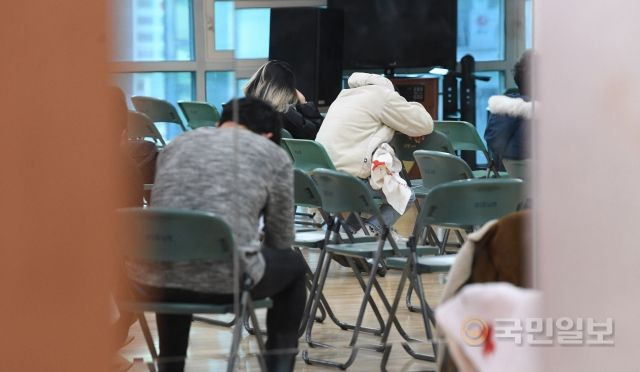 30일 이태원 압사사고 실종자 가족이 서울 용산구 한남동 주민센터에 마련된 실종자 접수처에서 눈물을 흘리고 있다.