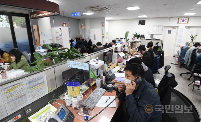 지난 29일 밤 서울 용산구 이태원 일대에 핼러윈 인파가 한꺼번에 몰리면서 대규모 압사 사고가 발생한 가운데 30일 서울 용산구 한남동 주민센터에 마련된 실종자 접수처에서 시민들이 실종자 접수를 하고 있다.