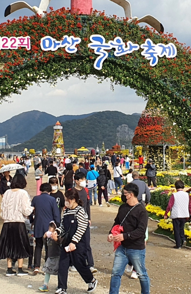 29일부터 다음달 9일까지 마산해양신도시 일원에서 열리는 '마산국화축제'장을 찾은 방문객이 줄을 잇고 있다.