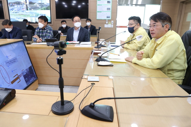 이동환 고양시장이 30일 이태원 압사 참사 긴급 재난대책회의를 주재하고 있다. 고양시 제공