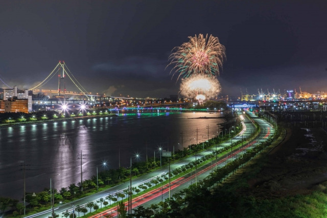 광양 도심과 광양만 야경을 베경으로 펼쳐진 불꽃축제. 광양시 제공