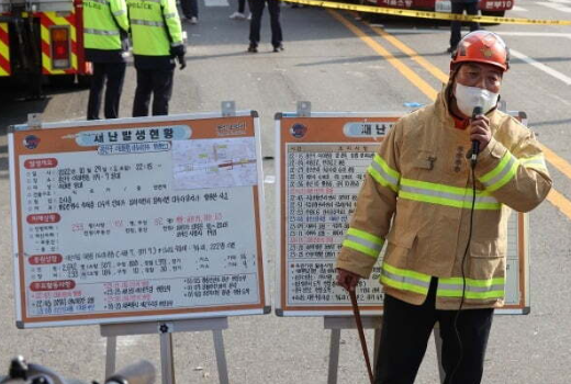 30일 오전 서울 용산구 이태원동 압사 사고 현장에서 브리핑을 하고 있는 최성범 서울용산소방서장. / 사진=연합뉴스