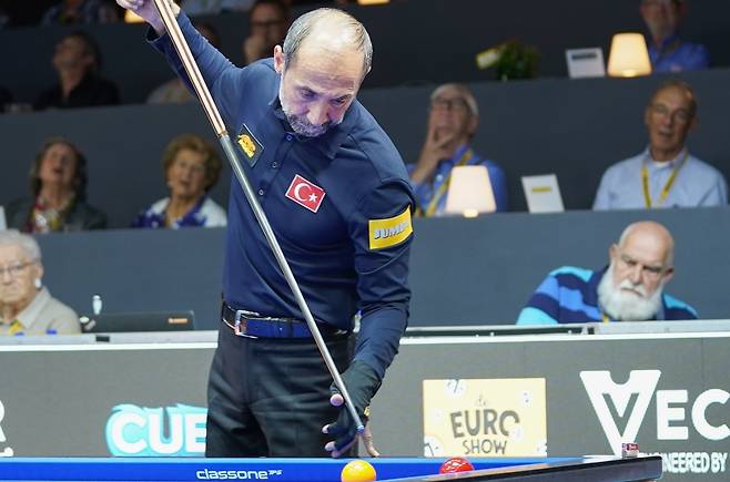 "마법사" 사이그너가 15이닝 난구배치 상황에서 맛세를 이용한 뒤돌리기를 시도하고 있다. 예술구 시합에서나 나옴직한 이 공격을 사이그너는 깔끔하게 성공시켰다. (사진=파이브앤식스)