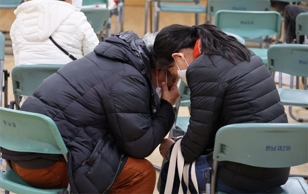 `이태원 대참사`가 발생한 다음 날인 30일 서울 용산구 한남동 주민센터에 마련된 실종자 접수처를 찾은 시민들이 대기실에서 접수를 기다리는 도중 눈물을 보이고 있다. [박형기 기자]