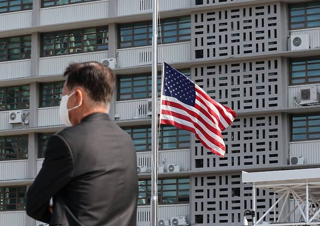 '이태원 참사 사고' 조기 게양된 주한미국대사관 [사진 출처 = 연합뉴스]