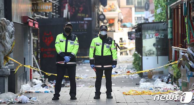 (서울=뉴스1) 임세영 기자 = 30일 오전 서울 용산구 이태원 일대 압사 사고 현장 인근에서 경찰이 현장을 통제하고 있다.   이태원 압사사고로 발생한 인명피해는 이날 오전 6시 기준 현재 사망 149명, 중상 19명, 경상 57명이다. 2022.10.30/뉴스1  Copyright (C) 뉴스1. All rights reserved. 무단 전재 및 재배포 금지.